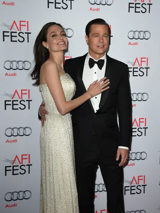 Kembali mengguncang masyarakat, muncul satu kabar baru yang diduga penyebab cerainya Jolie dan Pitt. Hadirnya Robert Pattinson di tengah-tengah Mr & Mrs. Smith membuat masyarakat semakin panas, terutama Brangelina. (AFP/Bintang.com)