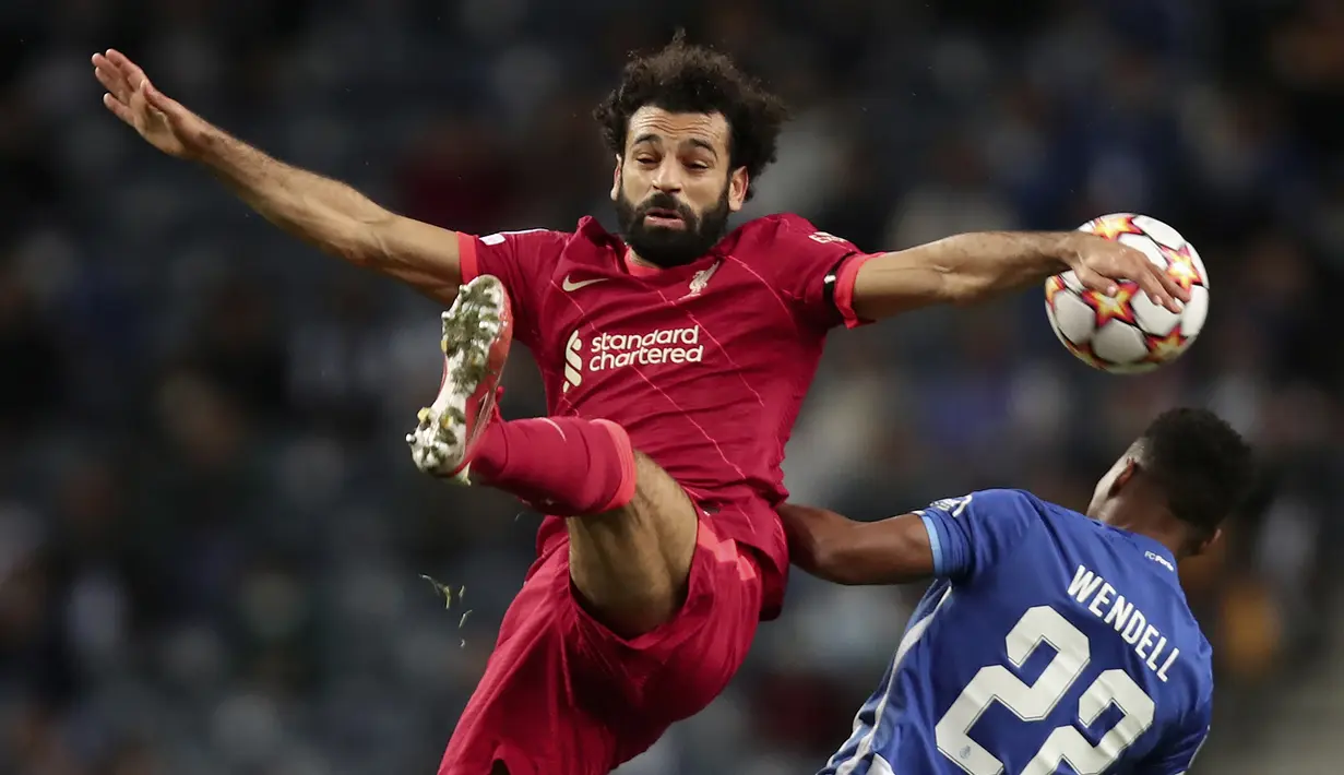 Mohamed Salah. Striker Mesir berusia 29 tahun yang telah memperkuat Liverpool dalam 5 musim sejak 2017/2018 ini telah mencetak 9 gol musim ini. Rinciannya adalah 6 gol dari 7 laga di Premier League dan 3 gol dari 2 laga di Liga Champions. (AP/Luis Vieira)