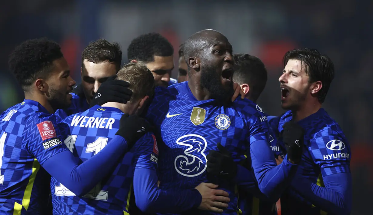 Pemain Chelsea Romelu Lukaku (kedua kanan) merayakan bersama timnya setelah mencetak gol ke gawang Luton Town pada pertandingan sepak bola putaran kelima Piala FA di Kenilworth Road, Luton, Inggris, 2 Maret 2022. Chelsea menang 3-2. (AP Photo/Ian Walton)