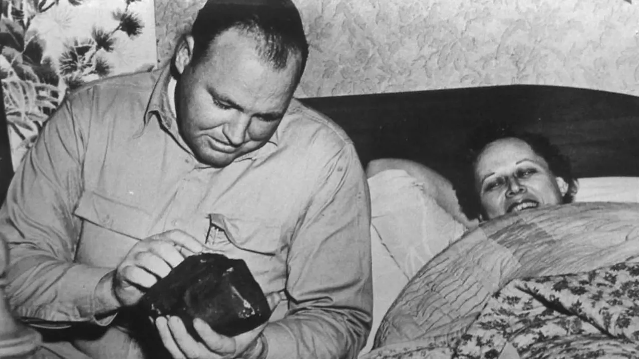 Potret Hodges yang berbaring di tempat tidur dan suaminya yang memegang meteorit yang telah menghantamnya pada 30 November 1954 di Alabama.