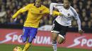 Striker Barcelona, Neymar, berusaha melewati pemain Valencia, Ruben Vezo, pada laga La Liga Spanyol di Stadion Mestalla, Spanyol, Sabtu (5/12/2015). (Reuters/Heino Kalis)