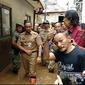 Anies Baswedan menyambangi lokasi banjir Jakarta