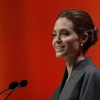 Angelina Jolie di tengah proses cerainya dengan Brad Pitt ternyata masih aktif dalam urusan politik. Sedang ramai soal keputusan yang dikeluarkan Presiden Amerika Donald Trump, Jolie pun ikut berbicara. (AFP/Bintang.com)