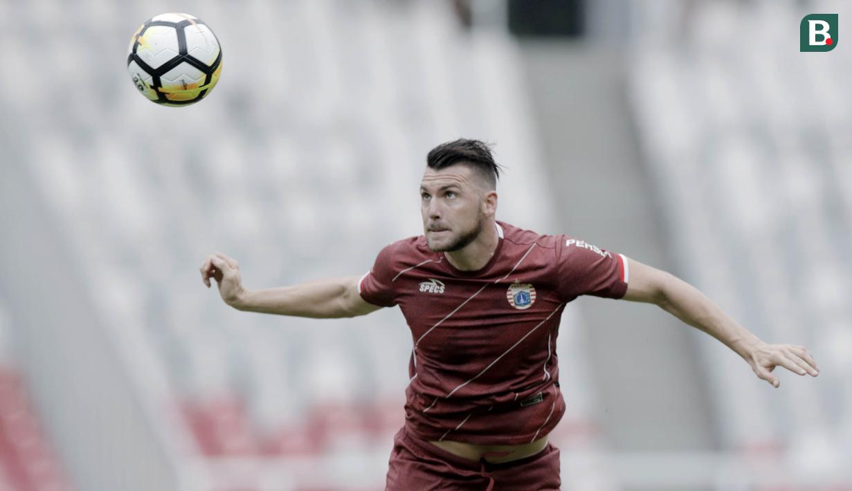 Striker Persija Jakarta, Marko Simic, menyundul bola saat latihan jelang laga perdana Liga 1 di SUGBK, Jakarta, Kamis (22/3/2018). Persija akan berhadapan dengan Bhayangkara FC. (Bola.com/M Iqbal Ichsan)
