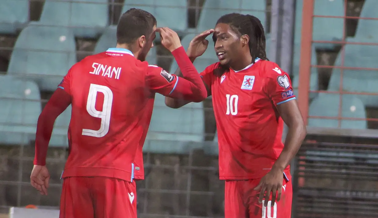 Striker Luksemburg, Gerson Rodrigues (kanan) bersama Daniel Sinani melakukan selebrasi usai mencetak gol ke gawang Portugal dalam laga Kualifikasi Piala Dunia 2022 Zona Eropa Grup A di Josy Barthel Stadium, Luksemburg, Selasa (30/3/2021). Luksemburg kalah 1-3 dari Portugal. (AP/Olivier Matthys)
