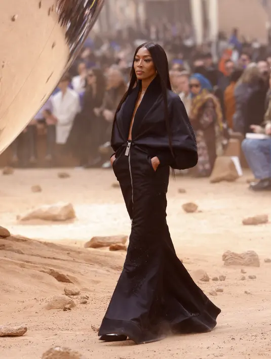 Naomi Campbell mengenakan kreasi untuk koleksi ready-to-wear Off-White Fall/Winter 2023-2024 pada acara  Paris Fashion Week, Prancis, Kamis, 2 Maret 2023. Model itu mengenakan tampilan lain dengan gaun sutra hitam dengan bagian depan beritsleting dan rok yang melambai. (Vianney Le Caer/Invision/AP)