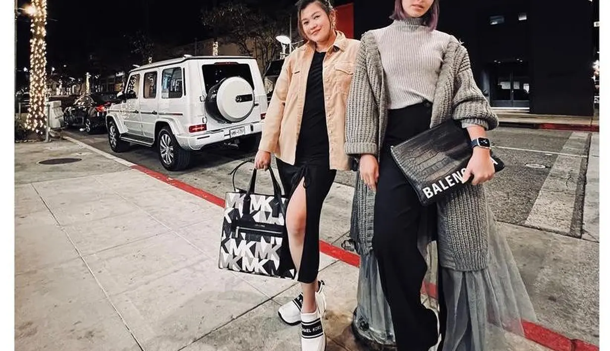 Bagikan gaya minimalis dengan outfit tema monokrom, Nia Ramadhani disebut bak remaja. (Instagram/ramadhaniabakrie).