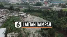 Pemkot Bekasi pada Selasa (26/1) membersihkan lautan sampah di Kelurahan Jakasampurna, Bekasi Barat. Kondisi ini sempat menjadi sorotan berbagai pihak karena berada di tengah pemukiman warga.