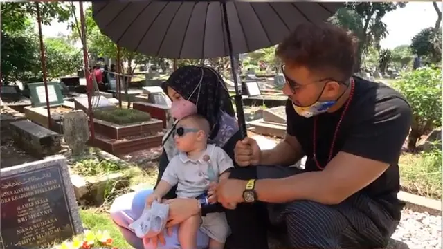 6 Momen Ammar Zoni dan Irish Bella Ajak Baby Air Ziarah ke Makam Anak Kembar