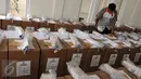 Petugas melakukan pengecekan logistik surat suara, formulir, alat coblos dan kotak suara di Kelurahan Kebon Kacang Timur, Tangerang Selatan, Selasa (8/12). Pemungutan suara Pilkada Tangsel akan digelar melalui 2.245 TPS. (Liputan6.com/Helmi Afandi)