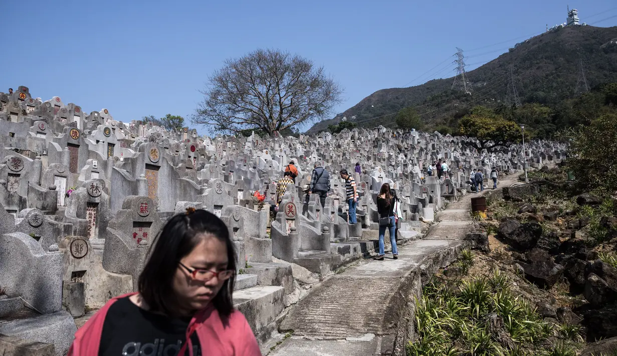 Sejumlah warga melakukan ziarah untuk menyambut festival Ching Ming dikomplek pemakaman di Hong Kong (2/4). Dalam ritual itu mereka melakukan bersembahyang dan ziarah kubur sesuai dengan ajaran Khong Hu Cu. (AFP/Dale De La Rey)
