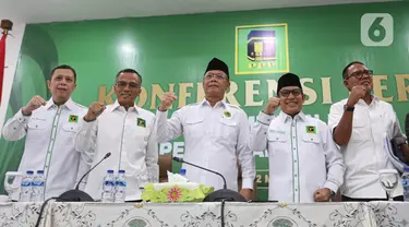 Plt Ketua Umum DPP Partai Persatuan Pembangunan (PPP) Muhamad Mardiono (tengah) usai memberikan keterangan terkait hasil gugatan perselisihan hasil pemilihan umum (PHPU) atau sengketa hasil Pilpres 2024 di Jakarta, Rabu (22/5/2024). (Liputan6.com/Angga Yuniar)