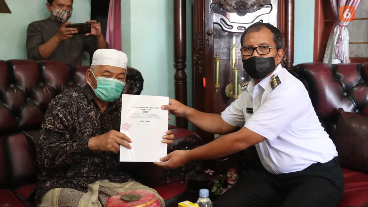 Momen penyerahan akta hibah tanah untuk Kelurahan Sudiang (Liputan6.com/Dok: Pemkot Makassar)