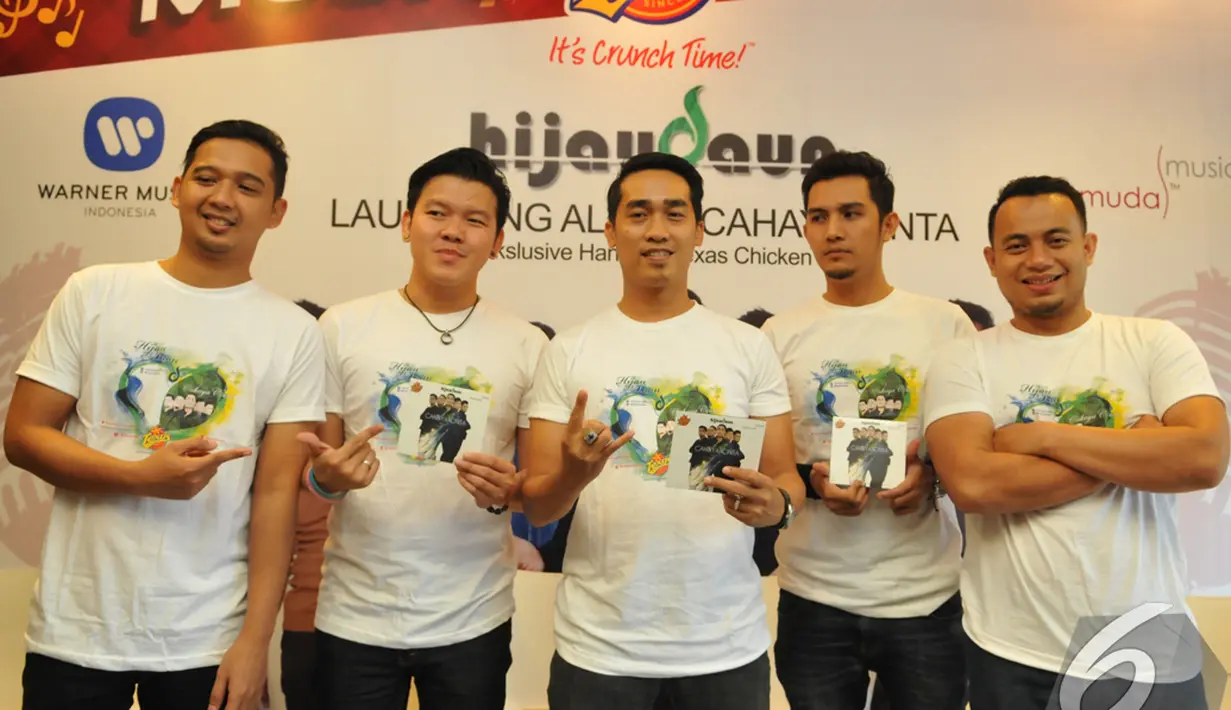 Dalam album "Cahaya Cinta" ini Hijau Daun menyisipkan unsur keroncong dan reggae, Jakarta, Senin (22/12/2014). (Liputan6.com/Panji Diksana)