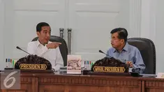 Presiden Jokowi dan Wapres Jusuf Kalla saat menghadiri sidang kabinet paripurna, Jakarta, Senin (6/7/2015). Sidang tersebut membahas Draft Nota Keuangan dan Postur RAPBN 2016 dan Persiapan Lebaran 2015. (Liputan6.com/Faizal Fanani)