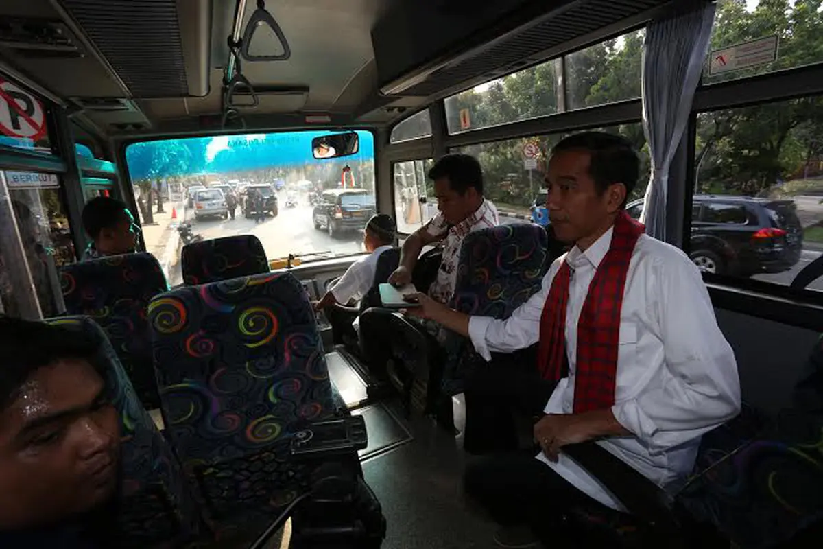 ke Rumah Transisi, Jokowi Numpang Bus Enjoy Jakarta 