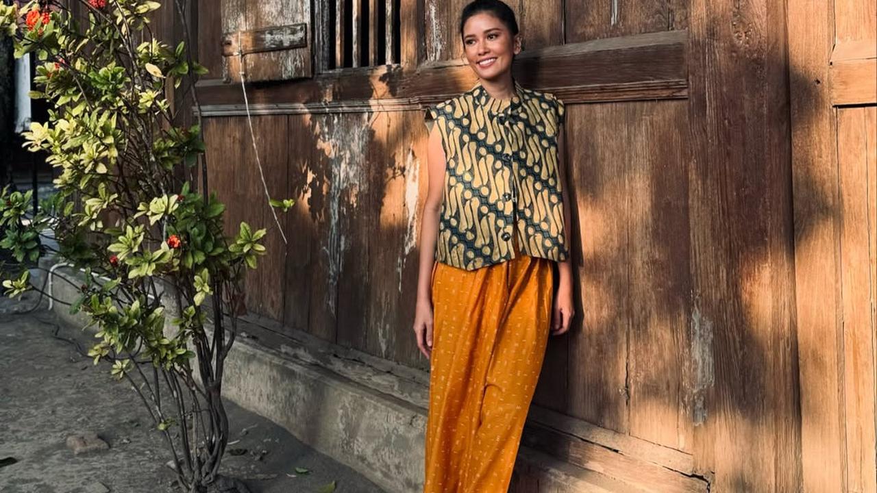 Pesona Titi Radjo Padmaja saat Kenakan Batik dengan Berbagai Model, Super Elegan dan Kasual