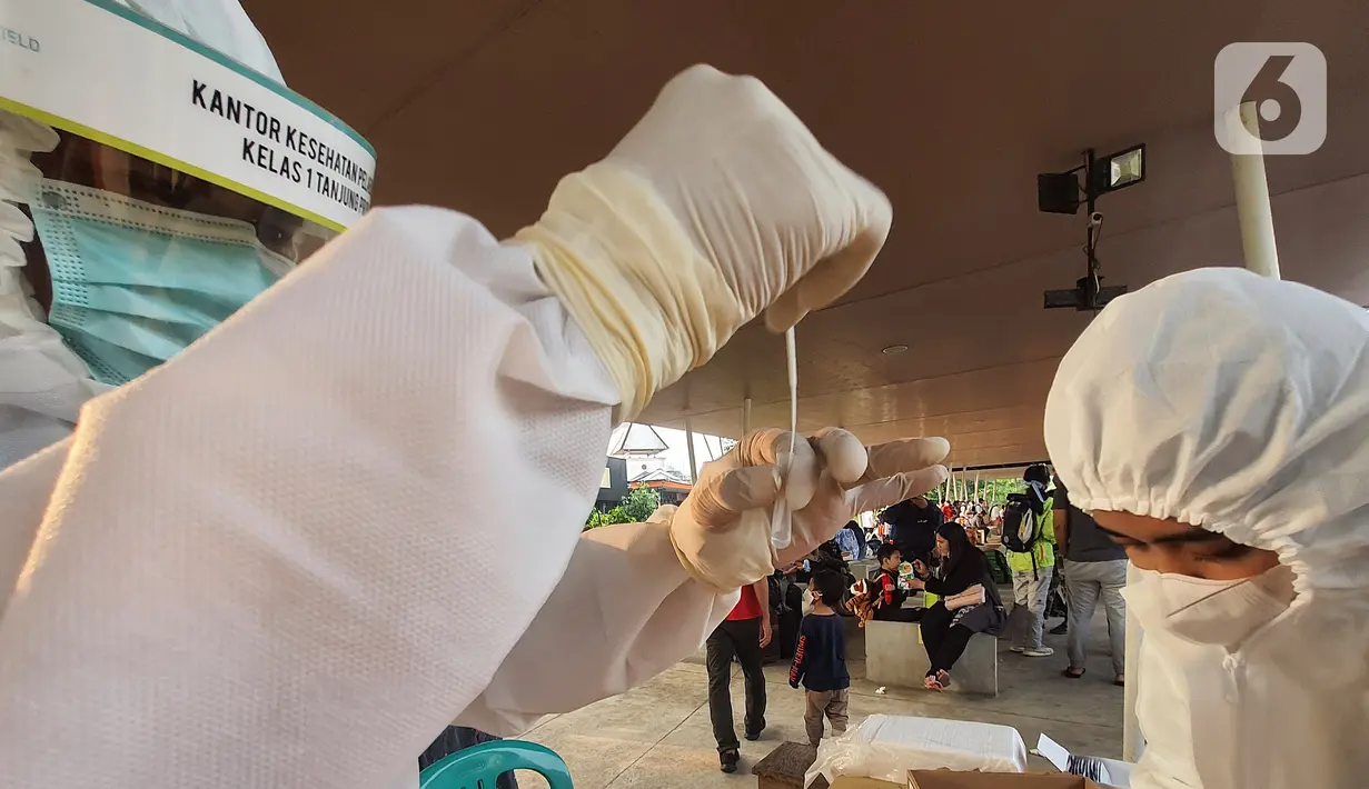 Petugas medis Pelabuhan Tanjung Priok menguji antigen wisatawan sebelum melakukan perjalanan menuju Kepulauan Seribu dengan kapal di Dermaga Pantai Marina Ancol, Jakarta, Sabtu (22/5/2021). Pemprov DKI Jakarta mengintensifkan tes antigen pasca kerumunan saat libur lebaran.(Liputan6.com/Fery Pradolo)