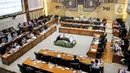Suasana rapat kerja Menteri Kesehatan RI Budi Gunadi Sadikin dengan Komisi IX DPR di Gedung Parlemen, Jakarta, Rabu (8/2/2023). Rapat membahas penjelasan strategi percepatan pelaksanaan transformasi kesehatan tahun 2023, strategi percepatan penanganan penyakit tidak menular dan penyakit menular dan pemenuhan tenaga dokter spesialis melalui program Academic Health System (AHS) serta peta jalan lintas sektoral terkait kemandirian obat dan alat kesehatan dalam negeri. (Liputan6.com/Faizal Fanani)