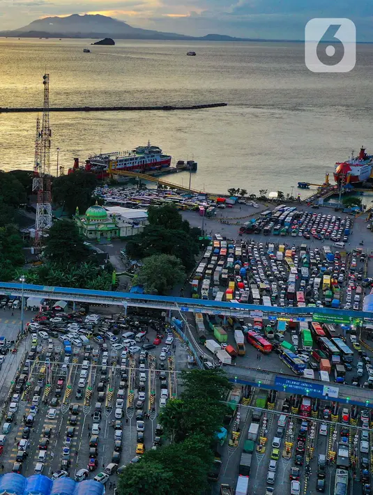 Situasi kepadatan kendaraan pemudik di Pelabuhan Merak yang menanti waktu masuk ke kapal. (Liputan6.com/Angga Yuniar)