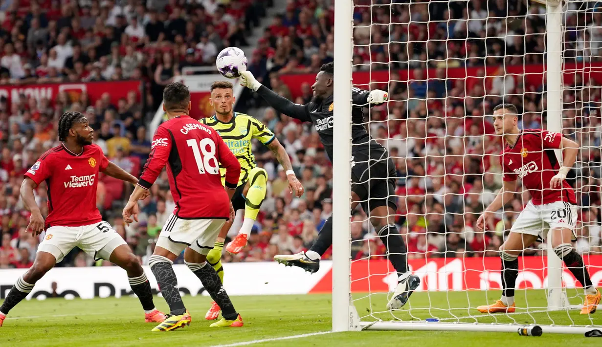 Laga antara Manchester United melawan Arsenal berlangsung ketat dan keras. (AP Photo/Dave Thompson)