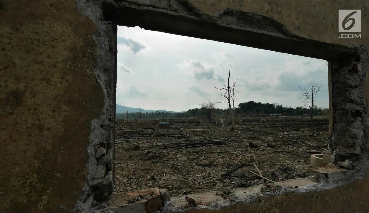 Penampakan bangunan di Waduk Jatigede, Desa Cipaku, Sumedang, Jawa Barat, Senin  (17/9). Musim kemarau panjang menyebabkan Waduk Jatigede surut sehingga puing bangunan Desa Cipaku yang tenggalam kembali terlihat. (Liputan6.com/Herman Zakharia)
