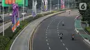 Hanya sesekali terlihat beberapa kendaraan yang melintas di jalan Jenderal Sudirman Jakarta. (Liputan6.com/Angga Yuniar)