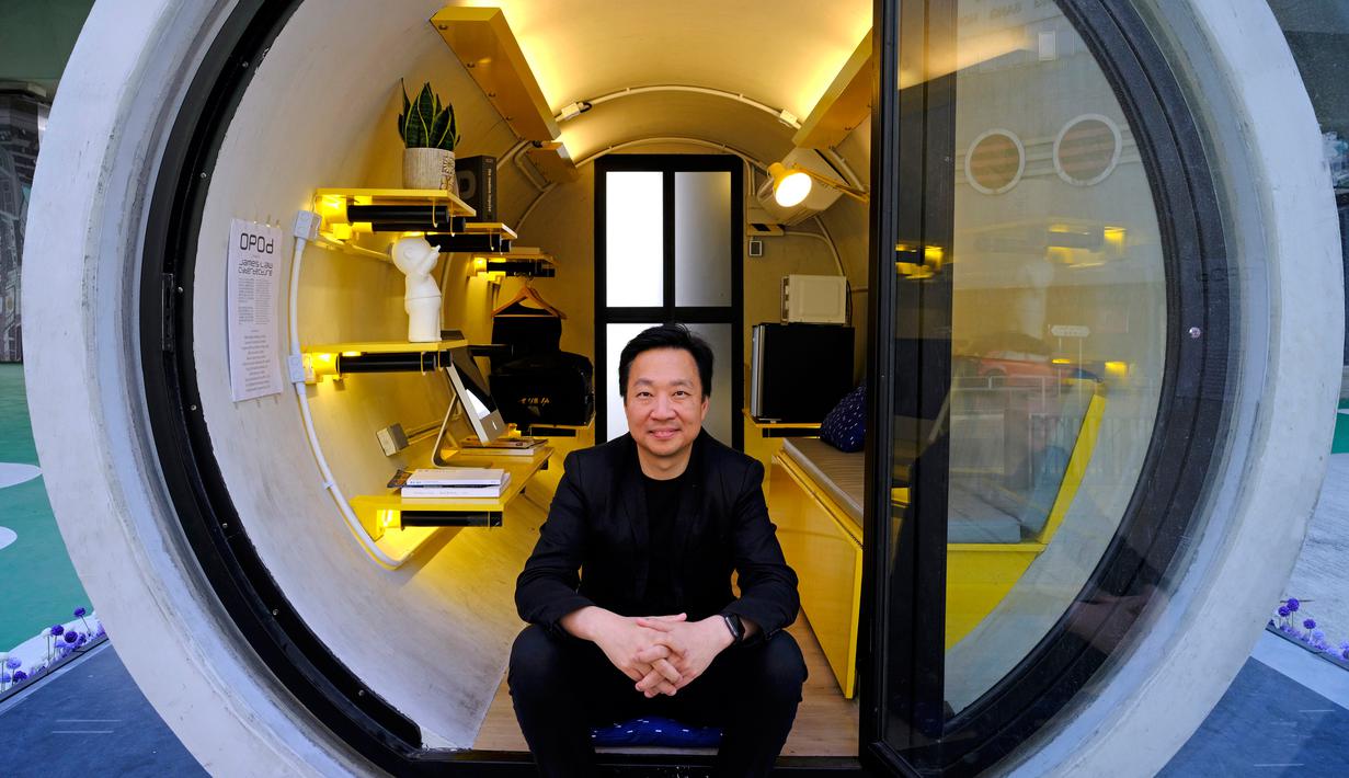 Seorang arsitek James Law berfoto di rumah tabung OPod di kawasan industri Kwun Tong, Hong Kong (13/3). Rumah minimalis ini terbuat dari pipa drainase beton raksasa. (AP Photo / Vincent Yu)
