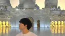 Song Geon Hee tampil mengenakan gamis saat mengunjungi masjid di Abu Dhabi. [Foto: Instagram @songgeonhee]