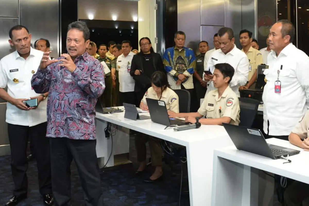 Wamenhan Sakti Wahyu Trenggono melakukan kunjungan kerja ke Pusdatin, Pushanaiber, dan Balitbang Kementerian Pertahanan,  Rabu (13/11/2019). (Merdeka.com/ Ronald)