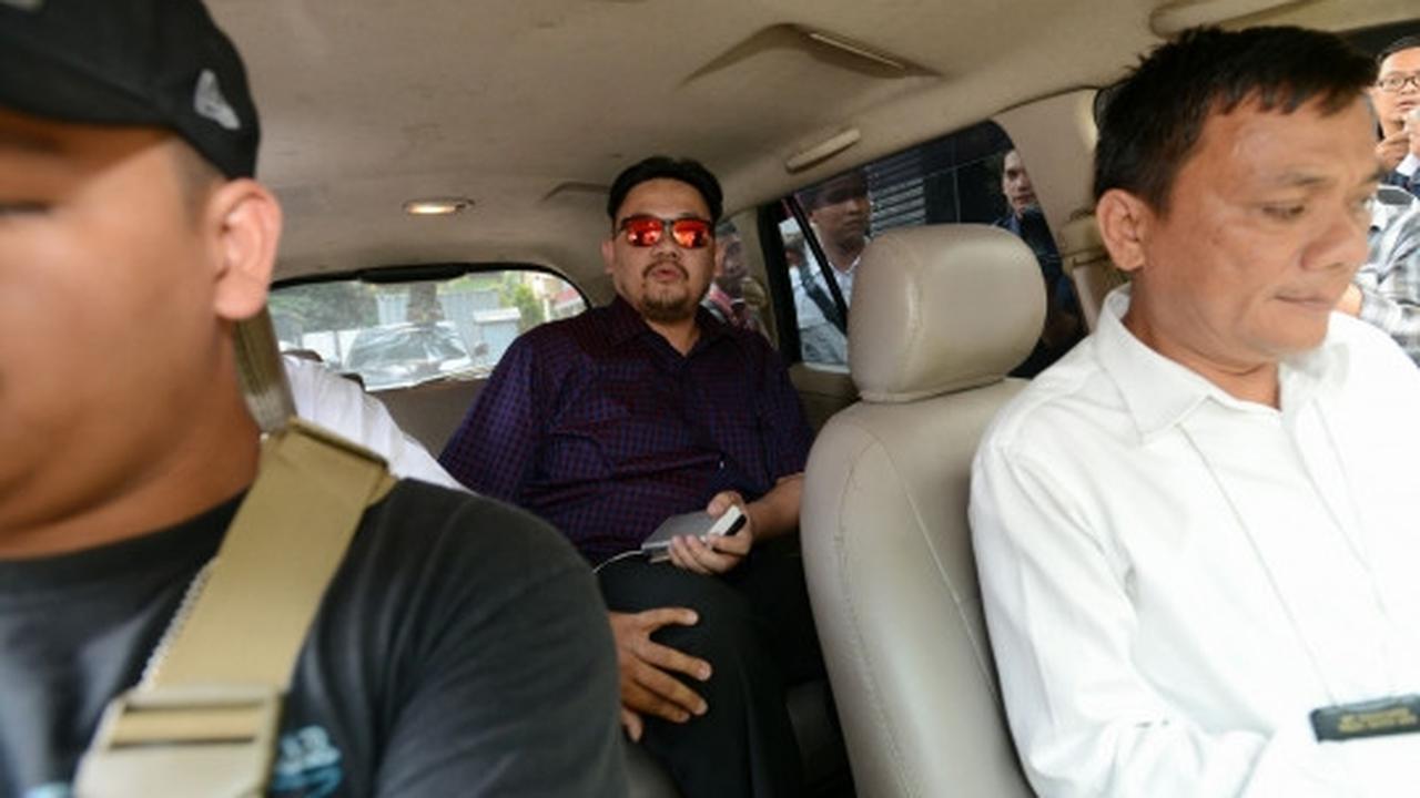 Gaya nyentrik Farhat Abbas serahkan diri ke Polda Metro Jaya