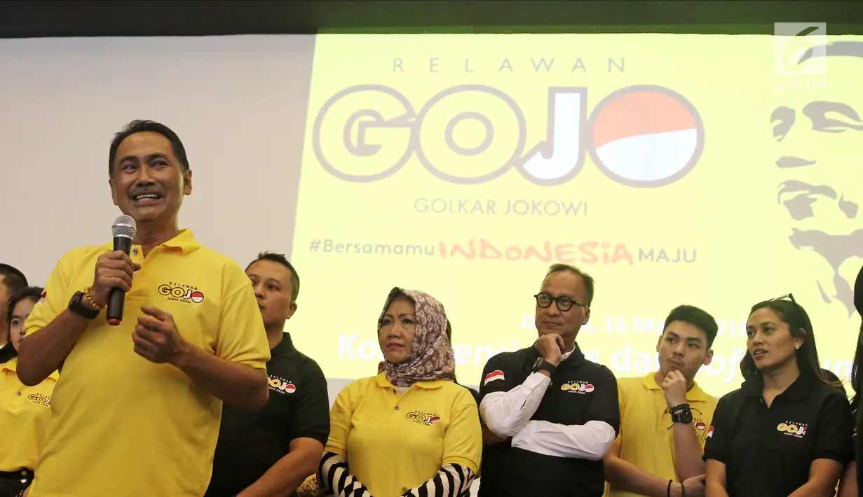 Koordinator Nasional Golkar Jokowi atau Gojo, Rizal Malarangeng (kiri) memberi sambutan saat peresmian relawan di Jakarta, Jumat (16/3). Partai Golkar membentuk kelompok relawan Gojo jelang Pilpres 2019. (Liputan6.com/Herman Zakharia)