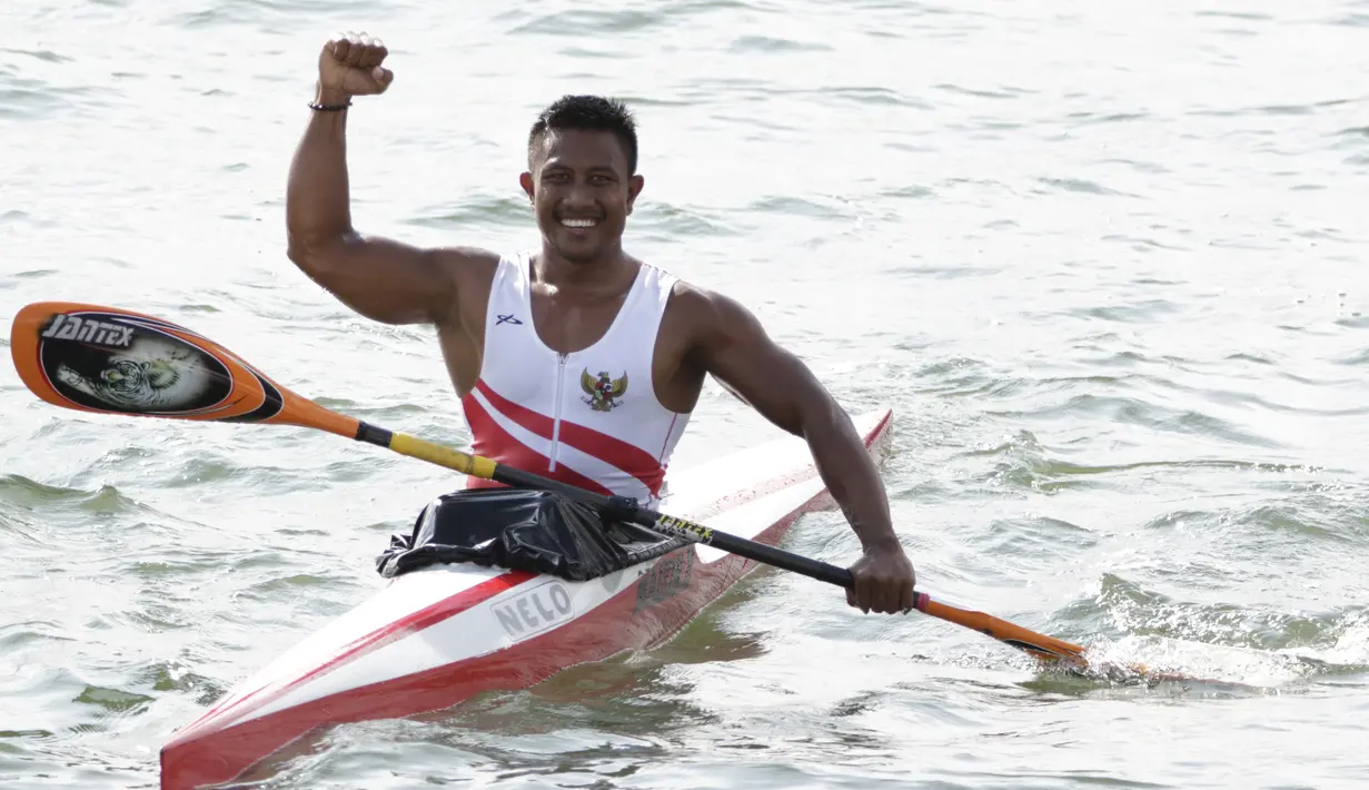 Atlet canoe Indonesia, Maizir Ryondra, melakukan selebrasi usai tampil pada nomor 1000 meter SEA Games 2019 di Subic, Filipina, Jumat (6/12). Dirinya berhasil meraih medali emas dengan catatan waktu 3 menit 55,841 detik. (Bola.com/M Iqbal Ichsan)