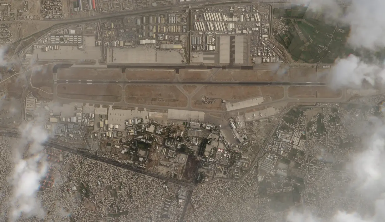 Foto satelit yang diambil oleh Planet Labs Inc., suasana bandara internasional Kabul setelah penarikan pasukan AS dari Afghanistan, Selasa (31/8/2021).  Taliban menguasai Bandara Kabul setelah pesawat Amerika Serikat (AS) terakhir meninggalkan landasan pacu. (Planet Labs Inc. via AP)