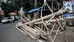 Kendaraan melintas di depan tumpukkan pohon pinang yang dijual di Jalan Manggarai Utara, Jakarta, Selasa (11/8/2020). Penjualan pohon pinang tahun ini menurun drastis dibandingkan tahun sebelumnya akibat pandemi Covid-19 yang menyebabkan larangan sejumlah perlombaan. (merdeka.com/Iqbal Nugroho)