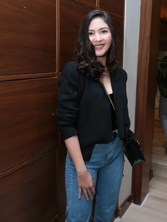 "Aku juga penginnya nikah sekali itu buat selamanya. Engga yang nikah terus ada masalah yaudah dilepas aja. Jadi banyak banget yang harus dipikirin tanggung jawabnya juga lebih besar," jelasnya. (Deki Prayoga/Bintang.com)