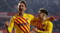 Setelah beberapa kali gagal, pada menit ke-57 Luuk De Jong berhasil menjebol gawang Granada untuk membawa Barcelona unggul 1-0 melalui tandukannya usai menerima umpan Dani Alves. (AP/Fermin Rodriguez)