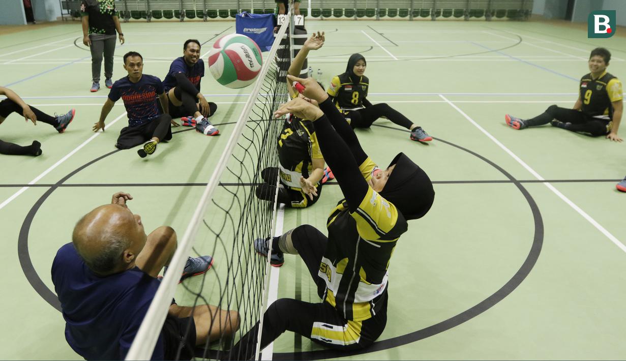 Atlet bola voli duduk Indonesia saat berlatih di Gelora Bung Karno Arena, Jakarta, Kamis (27/9/2018). Latihan tersebut untuk persiapan jelang Asian Para Games 2018. (Bola.com/M Iqbal Ichsan)