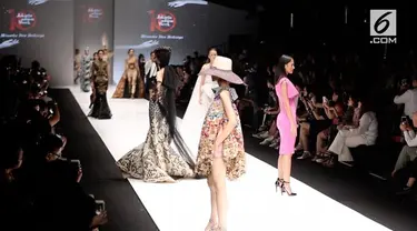 Jakarta Fashion Week memasuki tahun ke-10. Pagelaran fashion terbesar di Indonesia ini, mengusung tema Bhineka dan Berkarya.