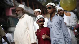 Sebuah keluarga meninggalkan Masji Jama usai selesai melaksanakan salat Idul Fitri, India, Selasa (29/7/14). (REUTERS/Adnan Abidi)