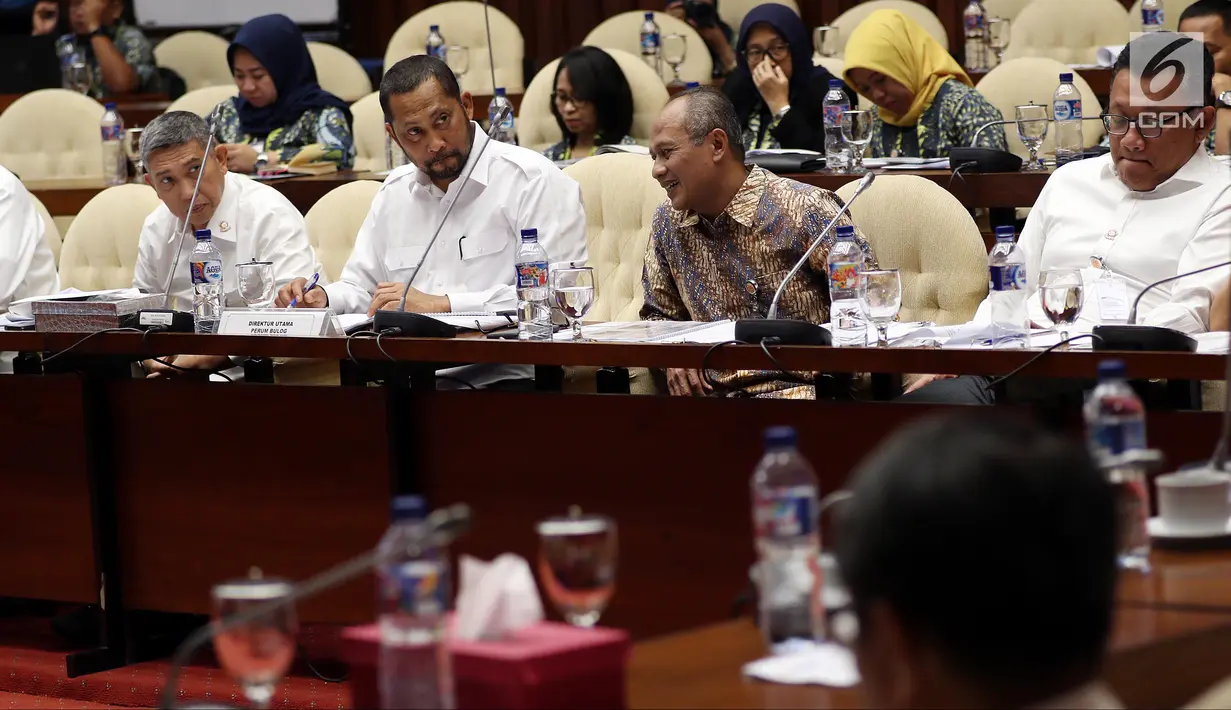 Dirut Perum Bulog Budi Waseso atau Buwas (dua kiri) saat mengikuti Rapat Kerja (Raker) dengan Komisi IV DPR di Jakarta, Kamis (13/9). Raker juga membahas tentang evaluasi pelaksanaan APBN 2018 dan RAPBN 2019 Perum Bulog. (Liputan6.com/JohanTallo)