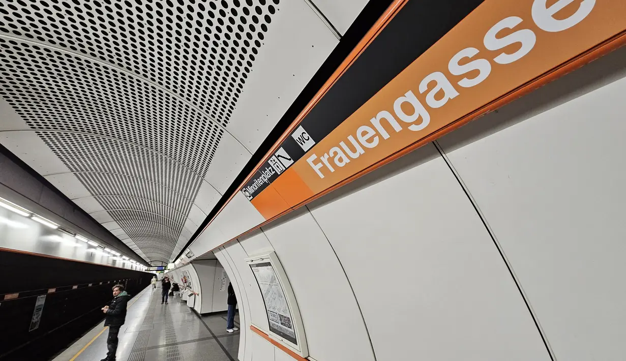 Tanda di stasiun kereta bawah tanah U3 Herrengasse (Jalan pria) ditutup dengan tanda sementara Frauengasse (Jalan wanita) untuk menandai Hari Perempuan Internasional di Wina, Austria, Rabu (8/3/2023). Tidak hanya di jalan-jalan Wina tetapi juga di jaringan kereta bawah tanah sesuatu terjadi pada Hari Perempuan. (JOE KLAMAR / AFP)