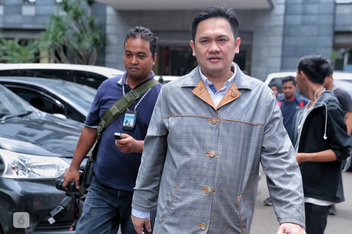[Bintang] Banyak Pengacara Pamer Kekayaan, Ini Saran Farhat Abbas