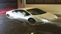 Baru tiga hari dimiliki, Lamborghini Huracan ini harus rusak terendam banjir. 