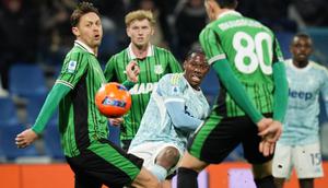 Pemain Juventus, Jonathan David, berebut bola dengan pemain Sassuolo, Nemanja Matic (kiri) dan Tarik Muharemovic, dalam pertandingan Serie A di Reggio Emilia, Italia, Rabu 7/1/2026). (Massimo Paolone/LaPresse via AP)