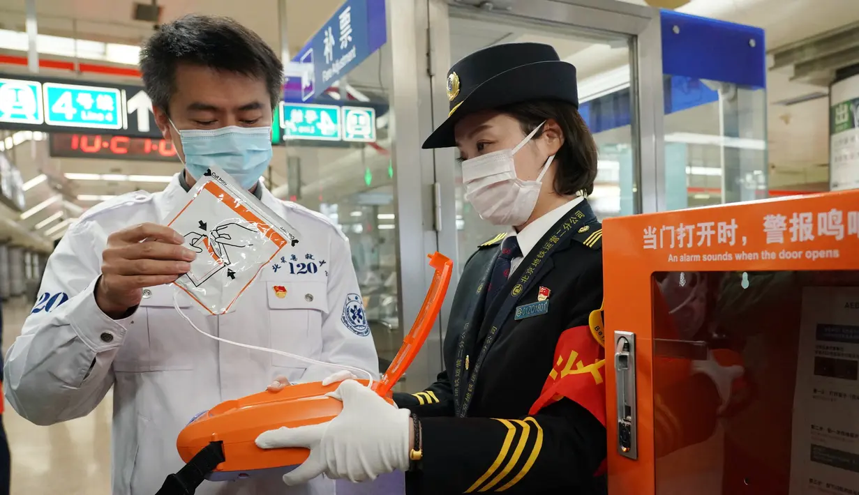 Seorang staf dari Pusat Medis Darurat Beijing mendemonstrasikan penggunaan automated external defibrillator (AED) kepada petugas kereta bawah tanah di Beijing, China, 27 Oktober 2020. Beijing pada Selasa (27/10) mulai melengkapi sistem transportasi berbasis relnya dengan AED. (Xinhua/Zhang Chenlin)