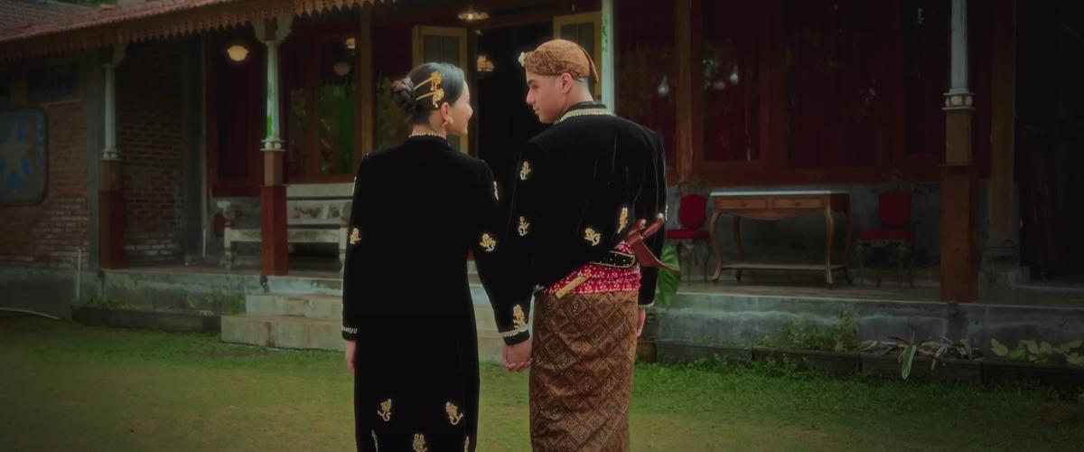Potret Alyssa Daguisse dan Al Ghazali Pakai Baju Adat Jawa di Video Klip Terbaru Dewa 19