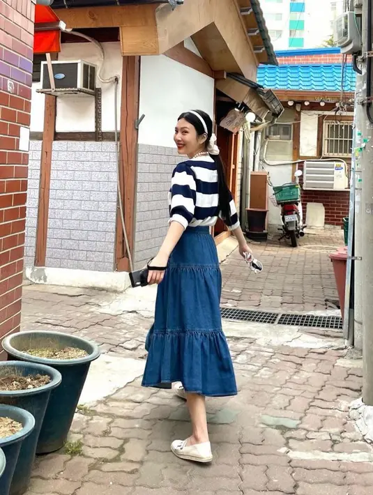 Paduan striped t-shirt, midi denim skirt, dan slip on shoes putih ini bikin penampilan tampak lebih manis dan cheerful. (Instagram_imyour_joy).