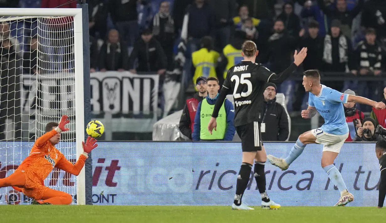 Gelandang Lazio, Sergej Milinkovic-Savic (kanan) melepaskan tendangan yang menghasilkan gol pertama ke gawang Juventus pada laga pekan ke-29 Liga Italia 2022/2023 di Olimpico Stadium, Roma, Minggu (9/4/2023) dini hari WIB. (AP Photo/Alessandra Tarantino)