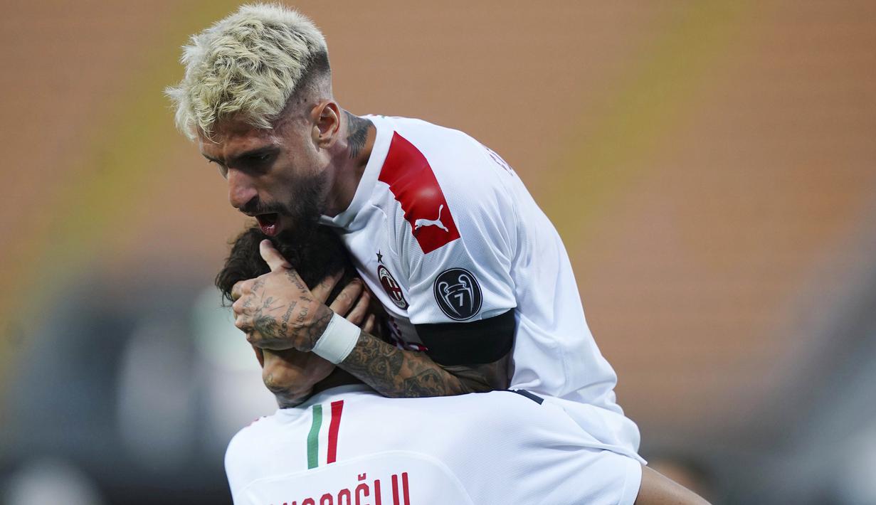 Pemain AC Milan, Samu Castillejo, melakukan selebrasi usai membobol gawang Lecce pada laga Serie A di Stadion Via del Mare, Senin (22/6/2020). AC Milan menang 4-1 atas Lecce. (Spada/LaPresse via AP)